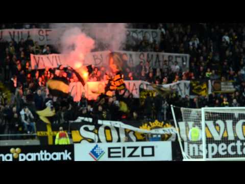 AIK-fansen eldar på spelarna med banderoller!