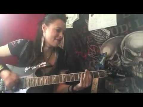 Jen Majura tocando Disappear