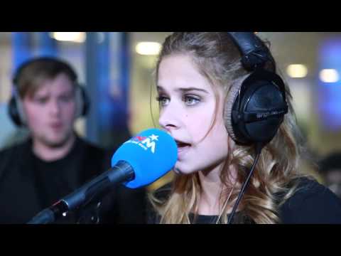 MNM: Taylor Swift - Shake It Off (cover door Laura Tesoro)