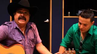 La Original Banda El Limón y Teodoro Bello cantan y hablan de "Nos estorbo la ropa"