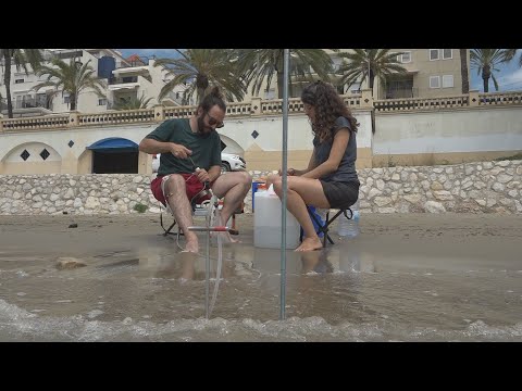 Un grup de científics estudia l’aigua subterrània que arriba a la platja d’Aiguadolç de Sitges