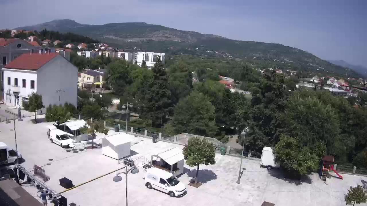 Live webcam view of Panorámica de Drniš entre montañas