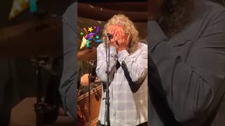 Robert Plant reaccionó así al ser sorprendido por una multitud 🥹 #robertplant #ledzeppelin