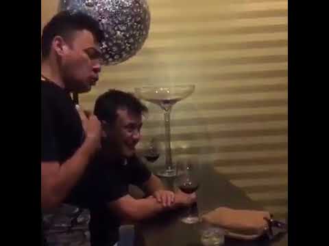 ean Carlos Centeno le canta a capela El forastero a Silvestre Dangond y al manager Carlos Bloom