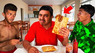 SIMÃO CAI EM ARMADILHA E ACABA COMENDO PASTEL COM B0STA