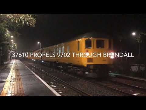 HNRC 37610 propels 9702 through Brundall on 3Q82