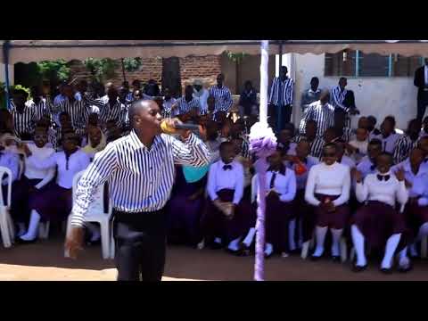 dogo dee-Afanya show babu kubwa siku ya kuhitim kidato cha (4)