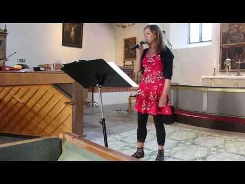 Linn Svensson sjunger Kom nära mig i Skällviks kyrka