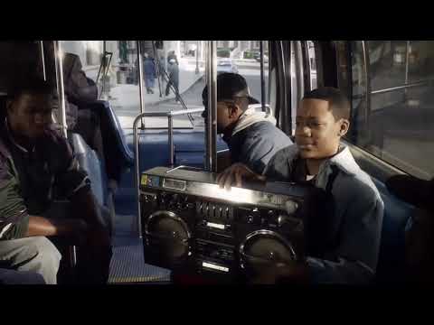 Eu não seria o único negro no ônibus | Chris escutando o som [HD]