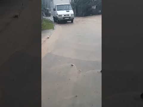 VEJA OQUE A PAVIMENTAÇÃO DA RUA CURIÓ FEZ COM A CASA DESSE MORADOR NO BARNABÉS.