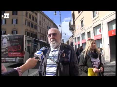 Por los pasillos de la librería «Ábaco libros» en Cuatro Caminos.