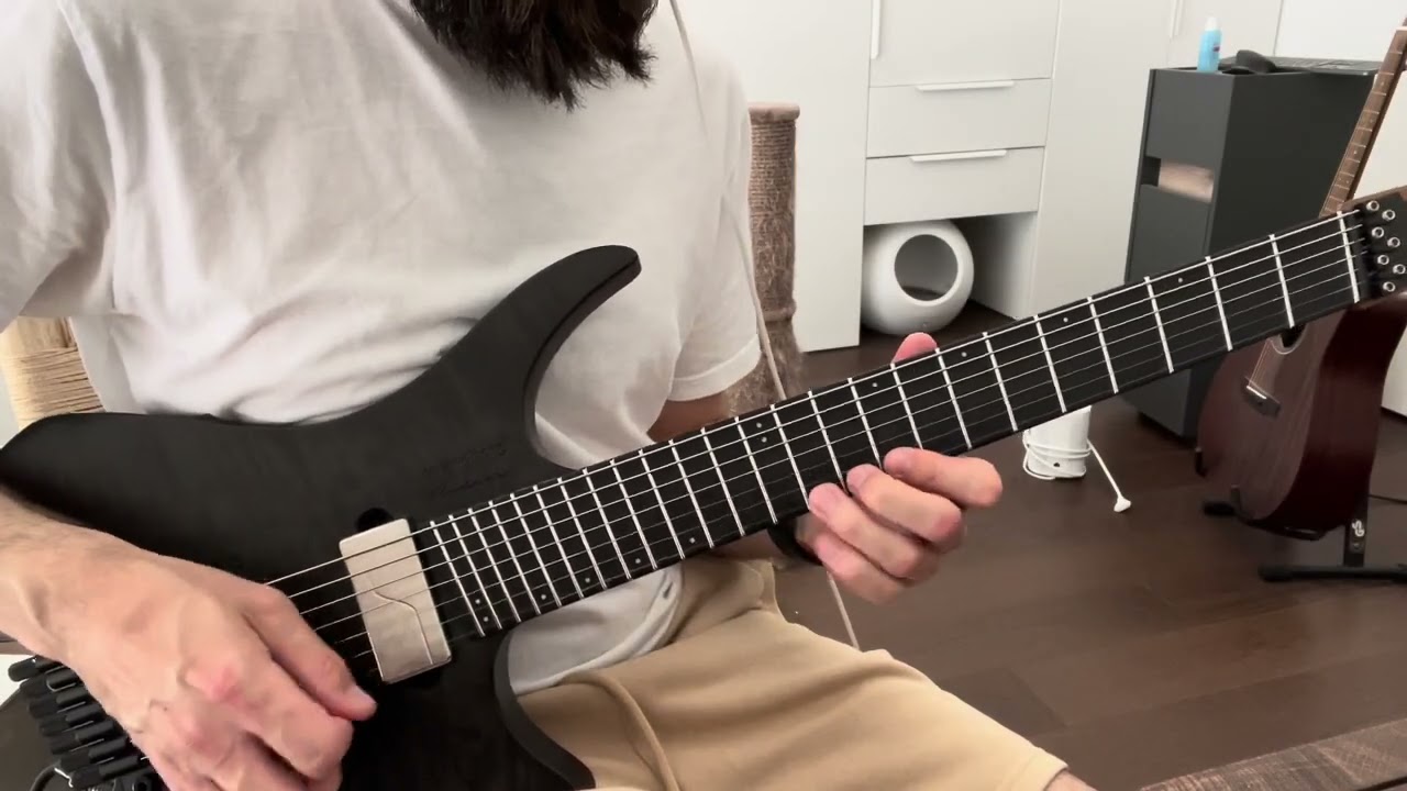 Roberto Barlocci playing a Giacomo Turra-style funk lick on electric guitar