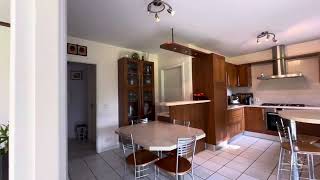 Maison individuelle d'architecte de 212m2 hab-245 m2 au sol, érigée sur 1282 m2 de terrain.