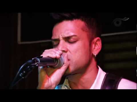 Andrew De Silva -(Cover -Nothing on you) LIVE