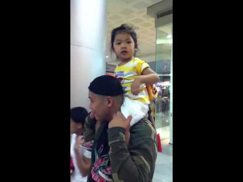 Niveen watching K-pop