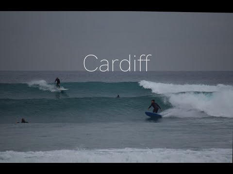 Ngompa gelombang di Cardiff Karang