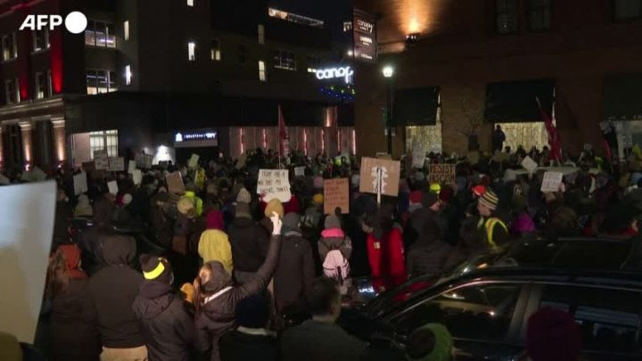 Ancora proteste per la donna uccisa a Minneapolis, i manifestanti davanti all'hotel che ospita agent