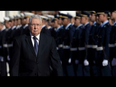هل سيحظى الرئيس الجزائري السابق عبد القادر بن صالح بجنازة رسمية؟
