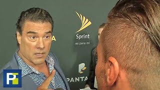 El actor mexicano Eduardo Yañez pierde los estribos y le da una violenta bofetada a un reportero