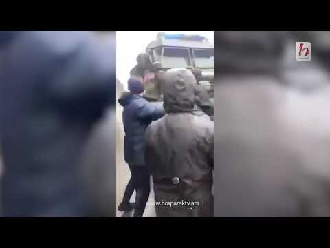 Մարիուպլի խաղաղ բնակչությունը արգելափակում է ռուսական զինվորական ավտոշարասյան ճանապարհը