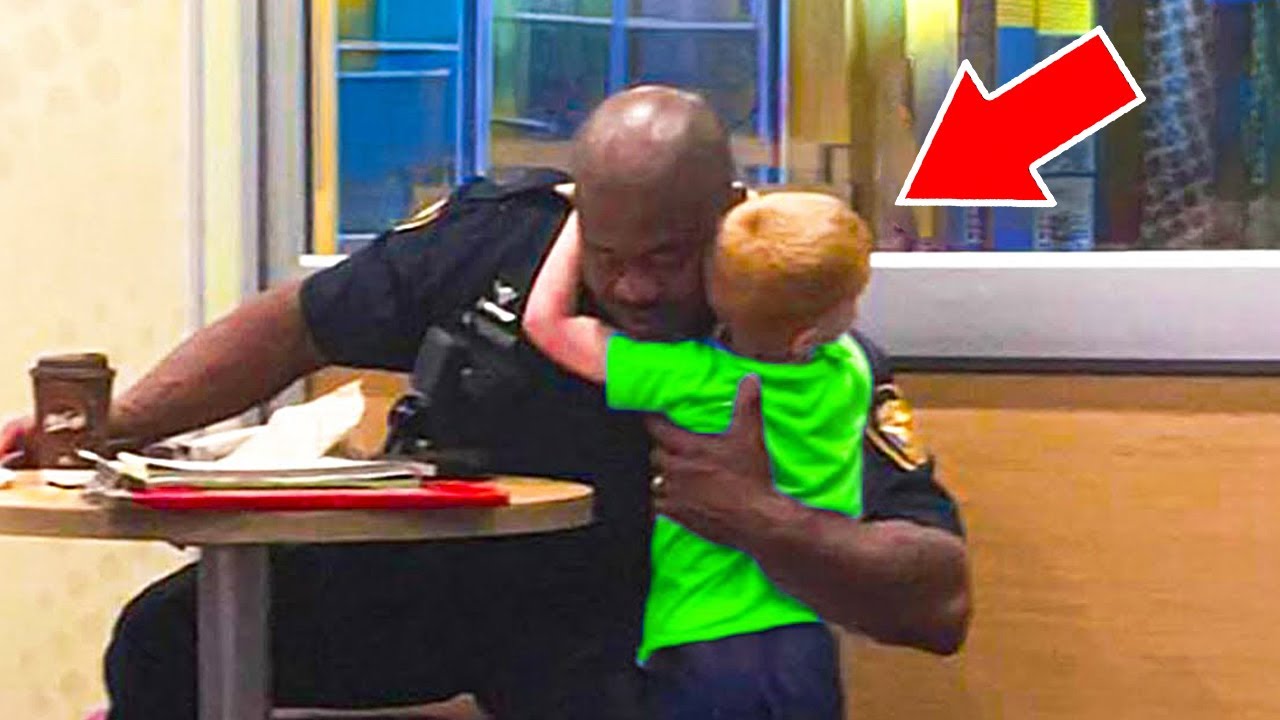 Garçon de 6 Ans Chuchote à un Policier dans un Dîner. Il Blêmit et Appelle Immédiatement du Renfort