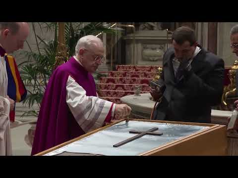 Papa Francesco, il rito della chiusura della bara: monete, rogito e preghiere a San Pietro