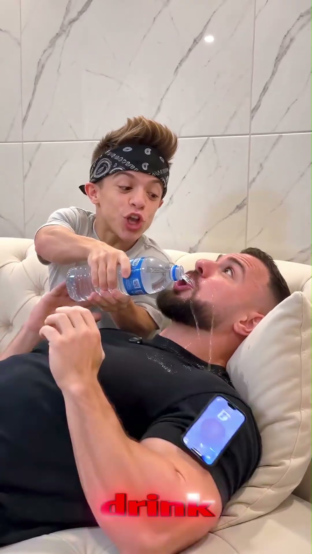 Prank seru nih! Kasih kejutan botol air ke teman yang lagi tidur, pasti ngakak! 💦😂