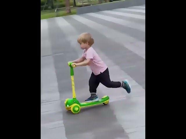 Vídeo relacionado con GWEOR Timbre Bici Infantil Dino Verde con 2 Calcomanías Brillantes de Dinosaurio para Casco, Bicicleta y Brazo, Timbre Fuerte para Bicicleta, Scooter, Patinete para Niños y Adultos