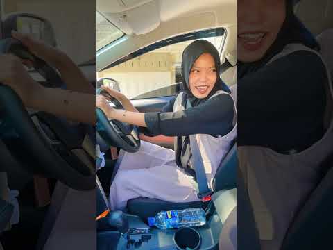 Naik mobil pakai helm