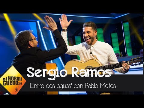 Sergio Ramos y Pablo Motos emocionan tocando 'Entre dos aguas' con la guitarra