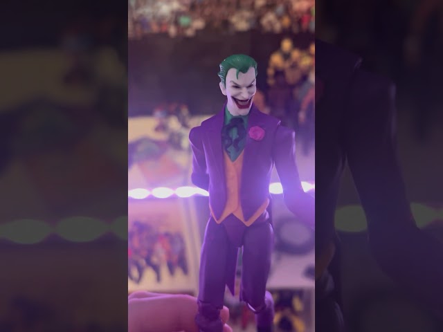 Vídeo relacionado con Mattel DC Premier Figura de acción del Joker de la Serie 1 de 16,5 cm, supervillano, 22 articulaciones y diseño detallado, Arma de Dientes castañeteantes, JMD97