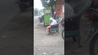 Download lagu Kasihan Ibu Ini...!! Anak anaknya gimana❓❓Pengemis Renta&Buta😖#shorts#viral mp3