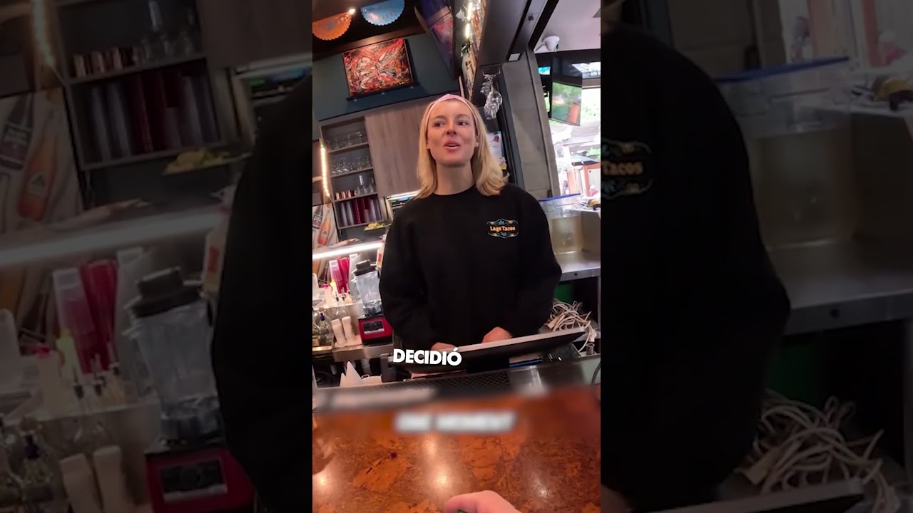 Esta Camarera Tiene Buen Corazón ❤️