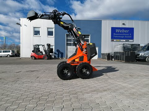 Minilader mit hydraulisch schwenkbarem Baggerarm von WorkyQuad