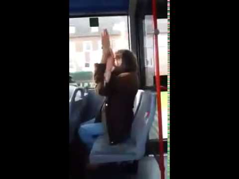 Behinderter Mann im Bus