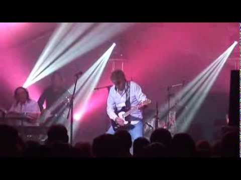 Bobby Solo sings  "Little sister"