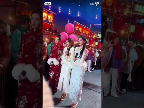 [周也] Zhou Ye, Bai Lu and Wang Churan behind the scenes of CCTV New Year;s eve gala ~ group photo