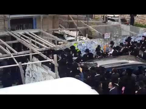 Satmar EY Nesiah 5776 - Rebbe Coming Out From Ohel Rochel