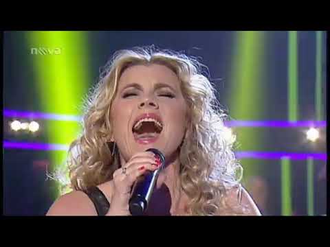 Leona Machálková - DLOUHÁ BÍLÁ ŽHNOUCÍ KOMETA