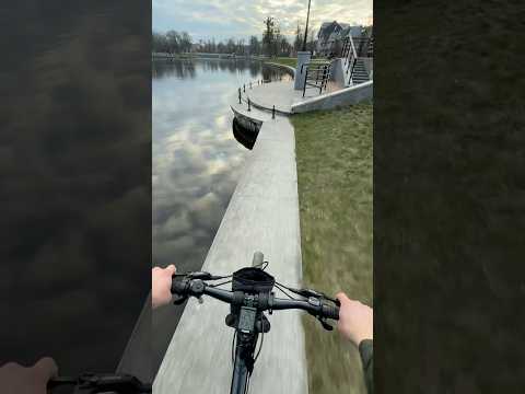 КАК КАТАТЬСЯ НА ВЕЛОСИПЕДЕ #shorts