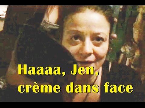 Jenifer Aubry reçoit de la crème dans la face