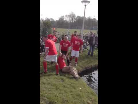 Trainer in de sloot na het kampioenschap van GDA!
