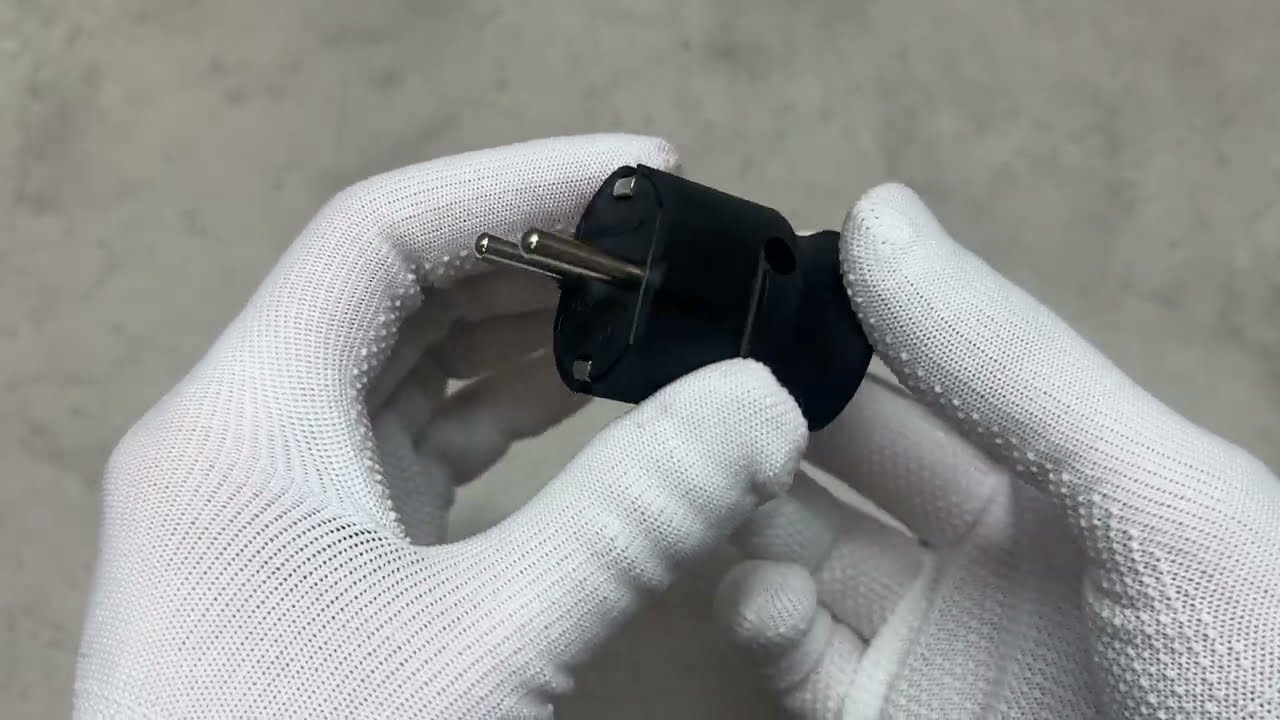 Вилка штепсельная с заземлением и прямым вводом провода NX1101 NEOMAX черная