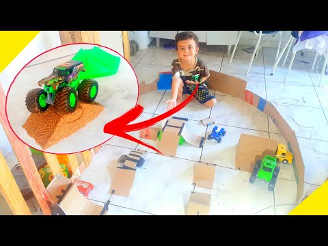 I built a cardboard arena from Hot Wheels Monster Jam - Isaac Diversões Vlogs
