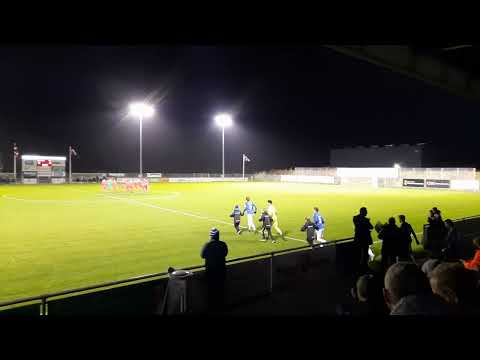 Holbæk B&I - Gentofte-Vangede IF 3-0 spillerne løber ud på Holbæk Sportsby Stadion 11.11.2022