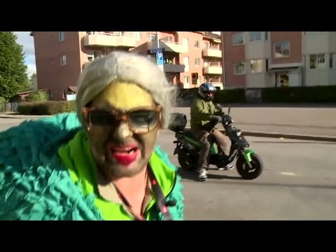 Christer jagar mopedist med käpp - Spring! (TV4)