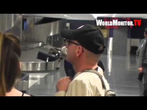 Director Steven Soderbergh and wife Jules Asner arriving at LAX from Hawaii