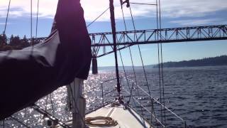 preview picture of video 'Sailing Under the Bainbridge Island Bridge/Agate Passage'