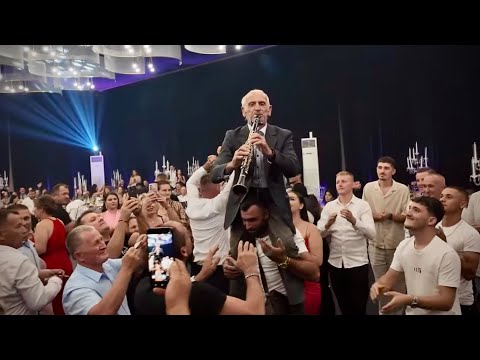 Gjyshi 80 vjec ngre te gjith dasmoret ne kembe duke i rene klarinetes