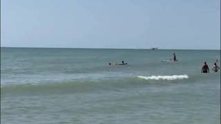 Jesolo, il Canadair fa rifornimento in mare per l'incendio di Miane: il video